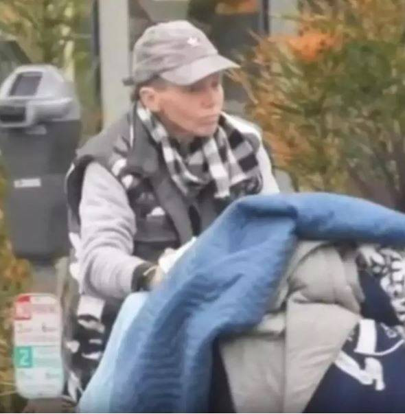 Ünlü model Loni Willison ön dişleri dökük yine çöp toplarken görüntülendi - Resim: 2